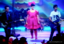 elang-escorting-cakkas-on-the-stage1